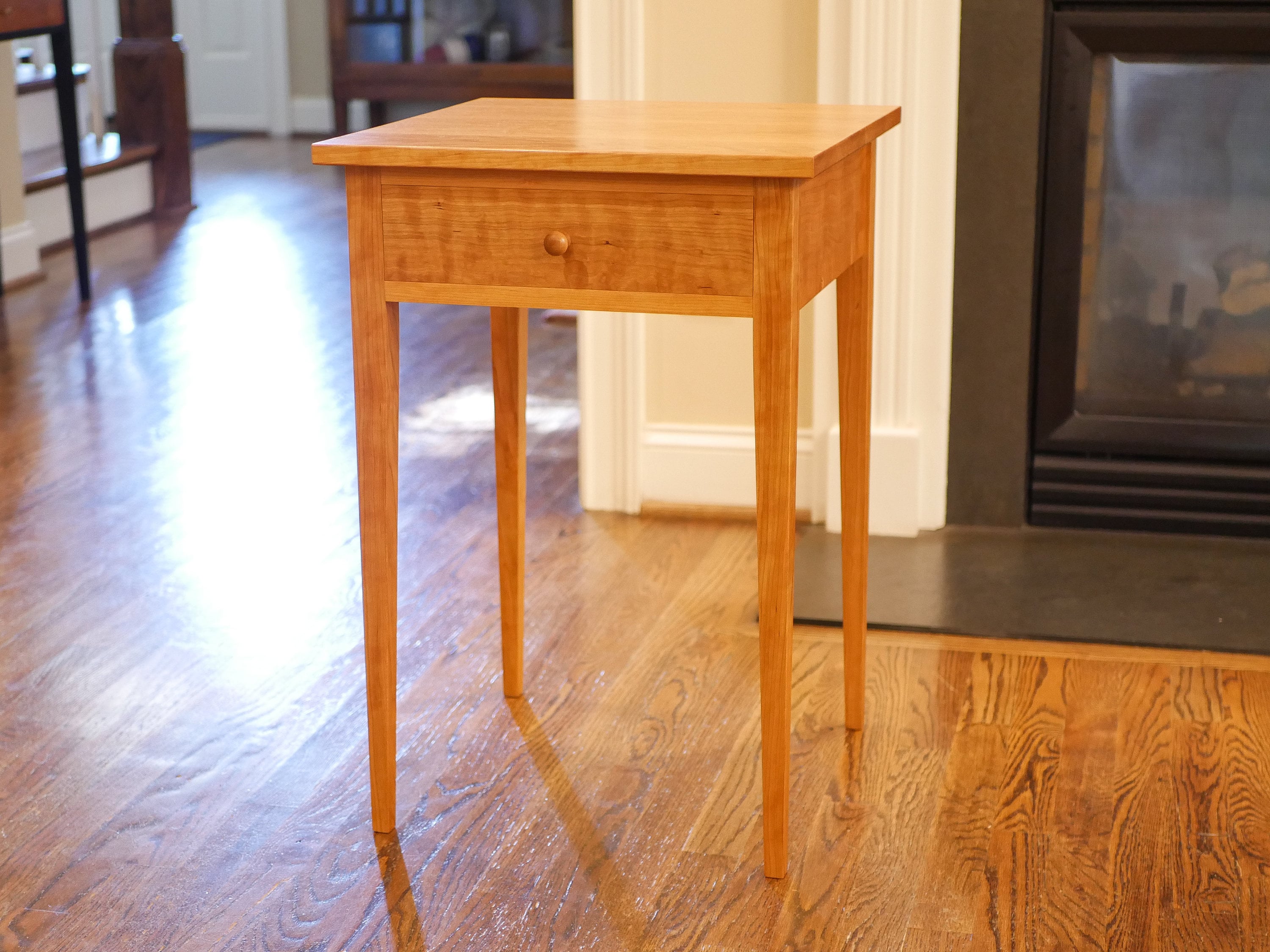 Discover Authentic Antique Shaker Side Tables： Unique, Handcrafted Quality