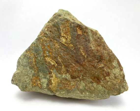 High-Quality Gold Ore Photos： Recognize Gold Veins and Flecks in Natural Rock