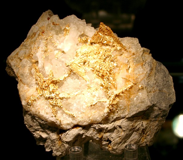 High-Quality Gold Ore Photos： Recognize Gold Veins and Flecks in Natural Rock