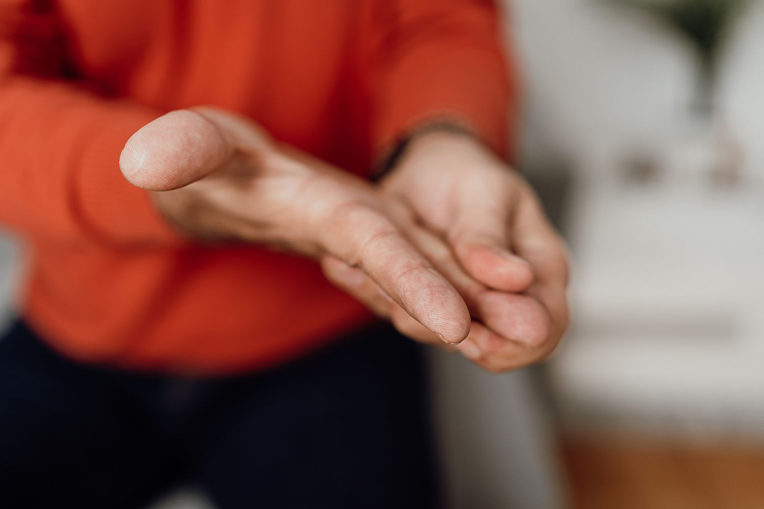 Why Do Hands Shake When Resting on a Table？ Common Causes and Solutions